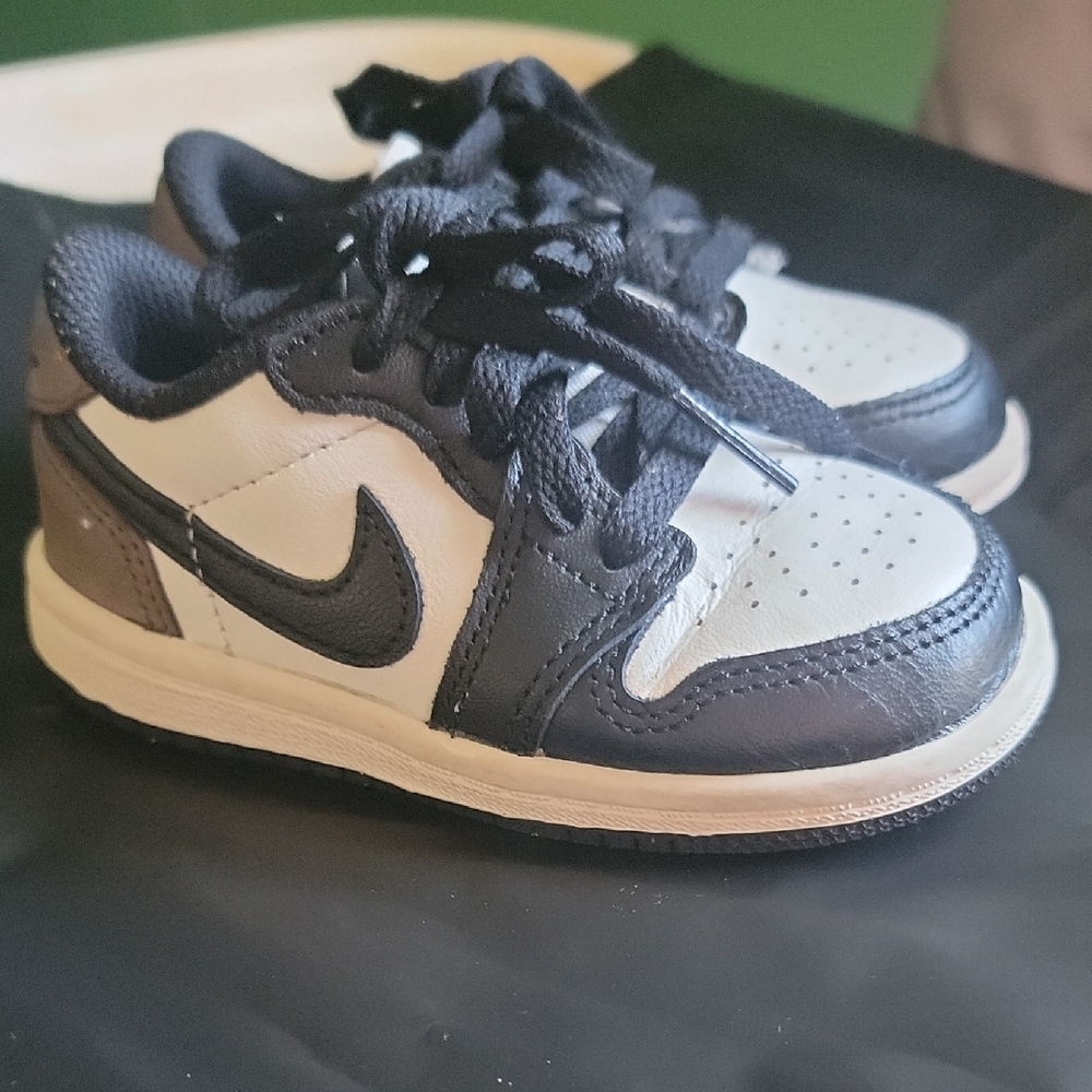 Nike Kids Black and White Sneakers - Picture 1 of 5
